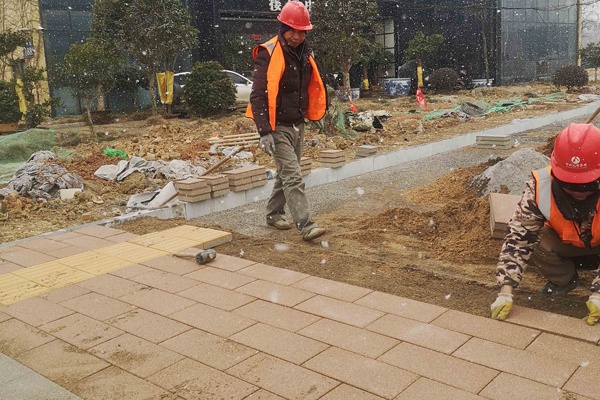 1609991797934505.jpg 南昌市政建設(shè)洛陽(yáng)東路綜合改造工程項(xiàng)目風(fēng)雪中堅(jiān)守崗位施工6004001.jpg