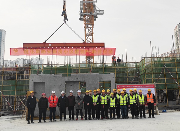 1610786476656445.jpg 南昌市政建設(shè)集團(tuán)桃花南路安置房項(xiàng)目裝配式建筑構(gòu)件首次吊裝6002.jpg