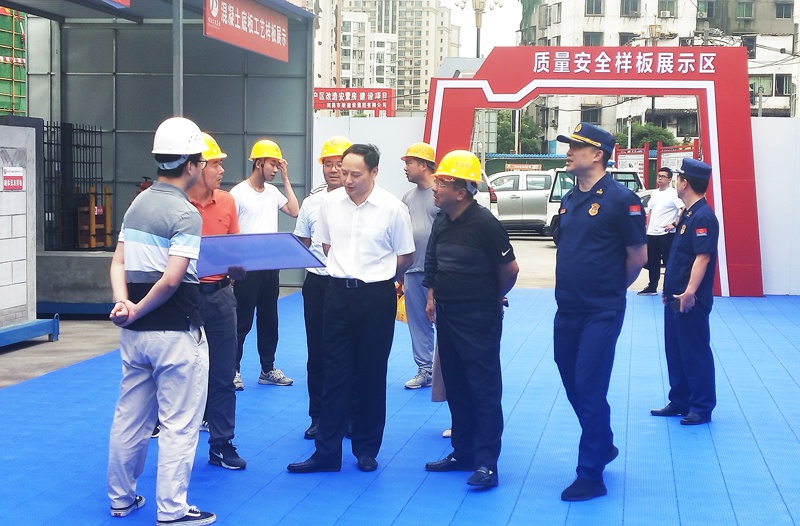1624344332226204.jpg 南昌市西湖區(qū)常務(wù)副區(qū)長鄧云生到桃花安置房項目檢查指導(dǎo)安全生產(chǎn)工作8001.jpg