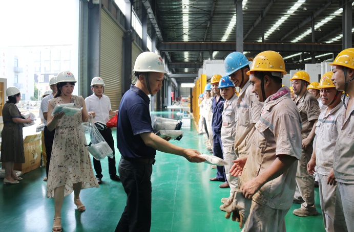 1625795892955464.jpg 炎炎夏日南昌市政遠(yuǎn)大開展下產(chǎn)線送清涼活動(dòng)6911.jpg