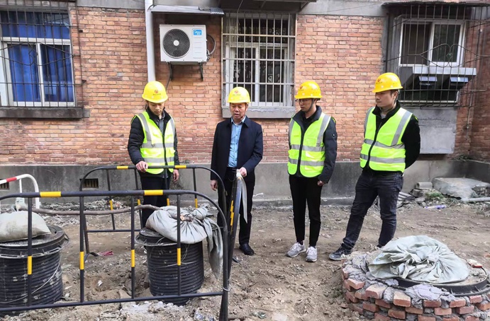 1639097646407763.jpg 南昌市政建設(shè)集團黎德義前往青山湖老舊小區(qū)改造項目檢查指導(dǎo)691.jpg