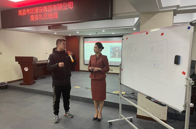 1640750504122128.jpg 南昌市政建設(shè)集團開展商務(wù)禮儀培訓(xùn)6911.jpg