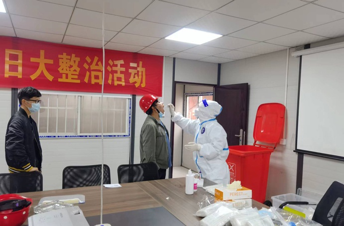 1649900716280249.jpg 各項(xiàng)目部開展全員核酸檢測(cè)6913.jpg