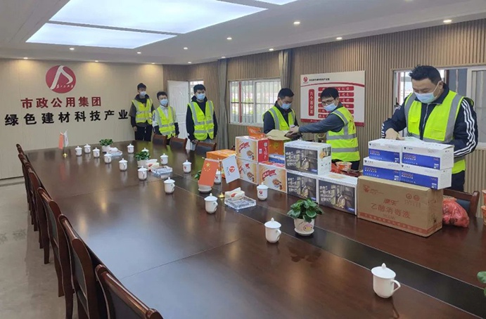 1650244968970126.jpg 南昌市政建設(shè)集團(tuán)張世東慰問產(chǎn)業(yè)園疫情封控項(xiàng)目職工02.jpg