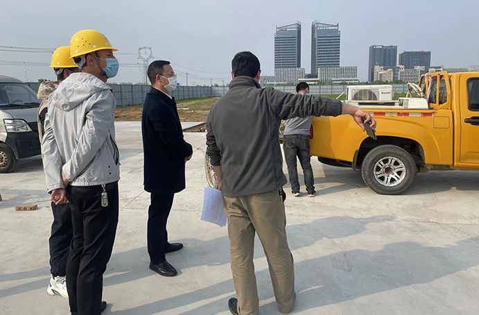 1650526479132763.jpg 付海華對(duì)唐人科技產(chǎn)業(yè)園項(xiàng)目進(jìn)行疫情防控工作檢查.jpg