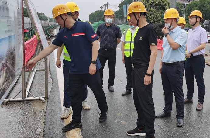 1654485107446061.jpg 徐旭帶隊(duì)前往S49楓生快速路提升改造工程秦坊安置房項(xiàng)目檢查慰問6912.jpg