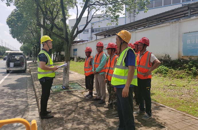 南昌市井蓋整治(天寧東路)段項目組織全體井蓋施工班組人員進行安全技術交底 南昌市井蓋整治(天寧東路)段項目組織全體井蓋施工班組人員進行安全技術交底