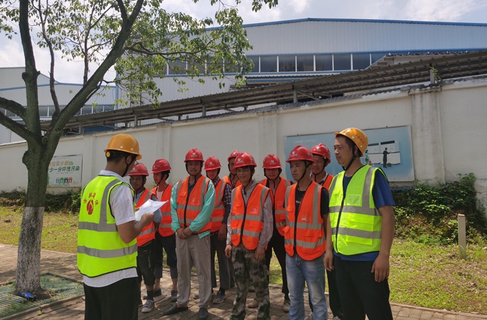 南昌市井蓋整治(天寧東路)段項目組織全體井蓋施工班組人員進行安全技術交底 南昌市井蓋整治(天寧東路)段項目組織全體井蓋施工班組人員進行安全技術交底