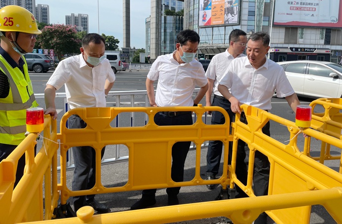 市政公用集團(tuán)黨委副書(shū)記總經(jīng)理萬(wàn)義輝到南昌市窨井蓋專(zhuān)項(xiàng)整治項(xiàng)目現(xiàn)場(chǎng)檢查指導(dǎo) 市政公用集團(tuán)黨委副書(shū)記總經(jīng)理萬(wàn)義輝到南昌市窨井蓋專(zhuān)項(xiàng)整治項(xiàng)目現(xiàn)場(chǎng)檢查指導(dǎo)