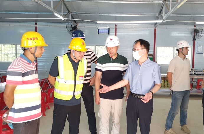 市政公用集團(tuán)安監(jiān)部部長熊新國到市政公用城三期項(xiàng)目檢查指導(dǎo)安全生產(chǎn) 市政公用集團(tuán)安監(jiān)部部長熊新國到市政公用城三期項(xiàng)目檢查指導(dǎo)安全生產(chǎn)