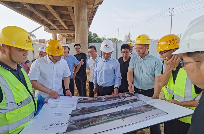 市政公用集團(tuán)黨委副書記總經(jīng)理萬(wàn)義輝到S49楓生快速提升改造工程檢查慰問 市政公用集團(tuán)黨委副書記總經(jīng)理萬(wàn)義輝到S49楓生快速提升改造工程檢查慰問