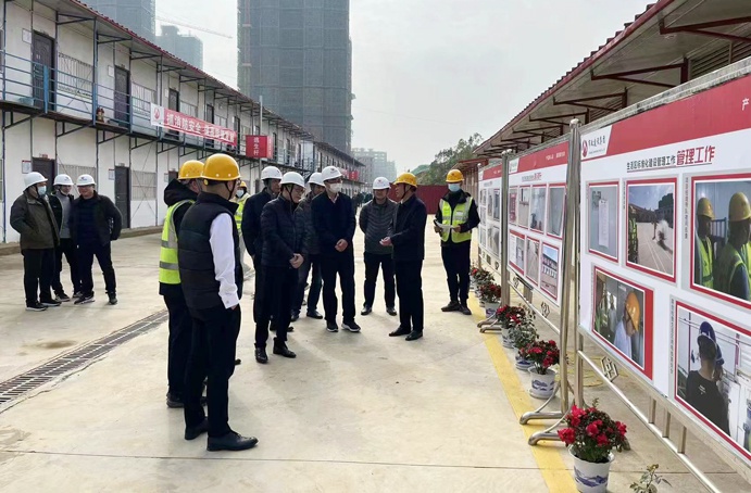 楊閑冬到市政公用城三期項目標準化生活區(qū)評估驗收 楊閑冬到市政公用城三期項目標準化生活區(qū)評估驗收