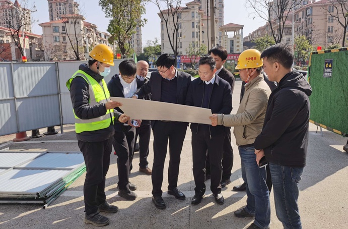 青山湖區(qū)委副書記、區(qū)長(zhǎng)楊育星深入利民路項(xiàng)目調(diào)研