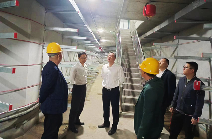 徐旭前往南昌縣河洲路項(xiàng)目、小藍(lán)大道快速化項(xiàng)目調(diào)研