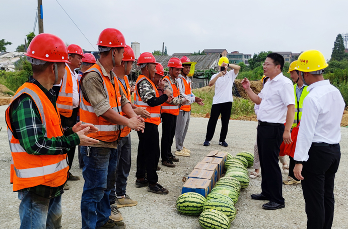市政公用集團黨委委員督查督辦室部長劉順保到杭州路項目調(diào)研慰問 市政公用集團黨委委員督查督辦室部長劉順保到杭州路項目調(diào)研慰問