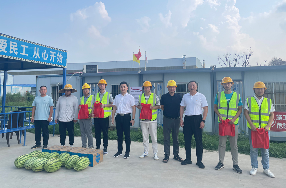 南昌市政建設(shè)集團(tuán)開展夏日送清涼慰問活動(dòng) 南昌市政建設(shè)集團(tuán)開展夏日送清涼慰問活動(dòng)