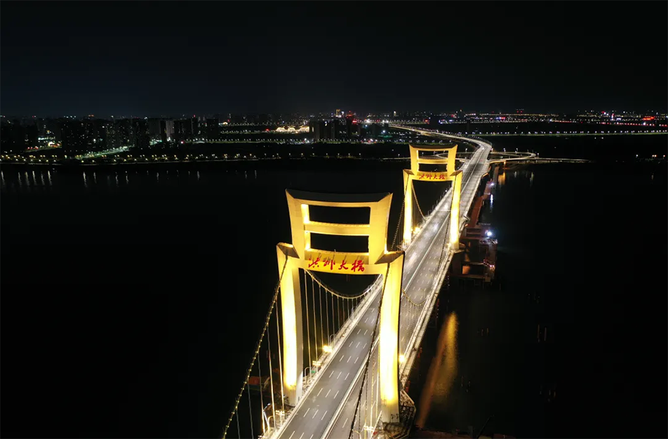 洪州大橋燈光璀璨 點(diǎn)亮南昌新風(fēng)采 洪州大橋燈光璀璨 點(diǎn)亮南昌新風(fēng)采