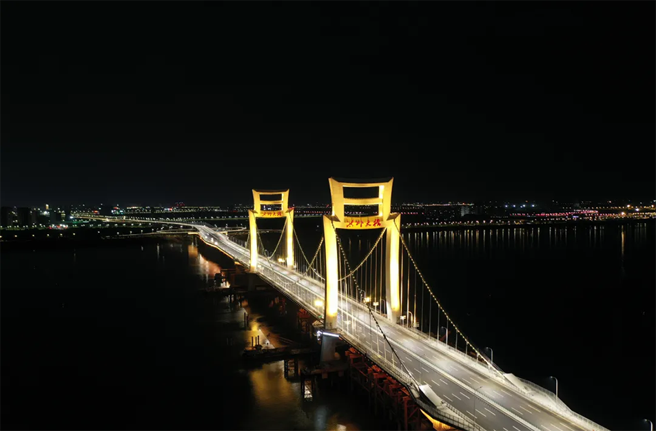 洪州大橋燈光璀璨 點(diǎn)亮南昌新風(fēng)采 洪州大橋燈光璀璨 點(diǎn)亮南昌新風(fēng)采