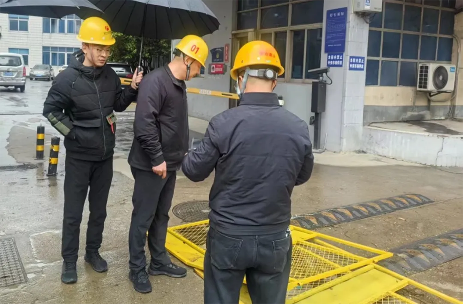 徐旭調(diào)研南昌縣小藍(lán)大道、青云譜污水接駁工程｜施工進(jìn)度與安全文明管理