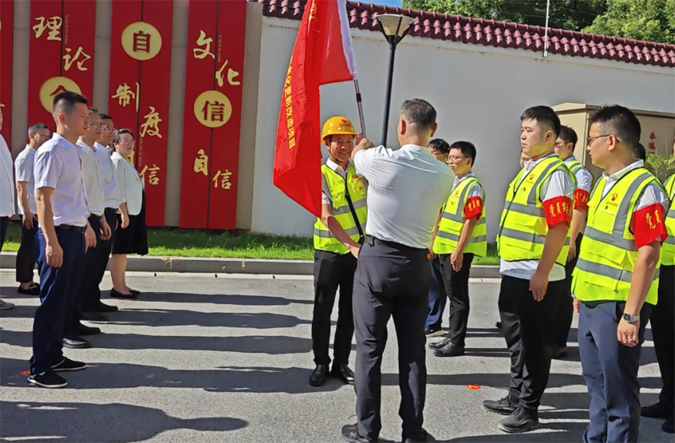 南昌市政建設(shè)集團(tuán)黨員突擊隊(duì)授旗儀式 推進(jìn)老城區(qū)燃?xì)庠O(shè)施更新改造 南昌市政建設(shè)集團(tuán)黨員突擊隊(duì)授旗儀式 推進(jìn)老城區(qū)燃?xì)庠O(shè)施更新改造