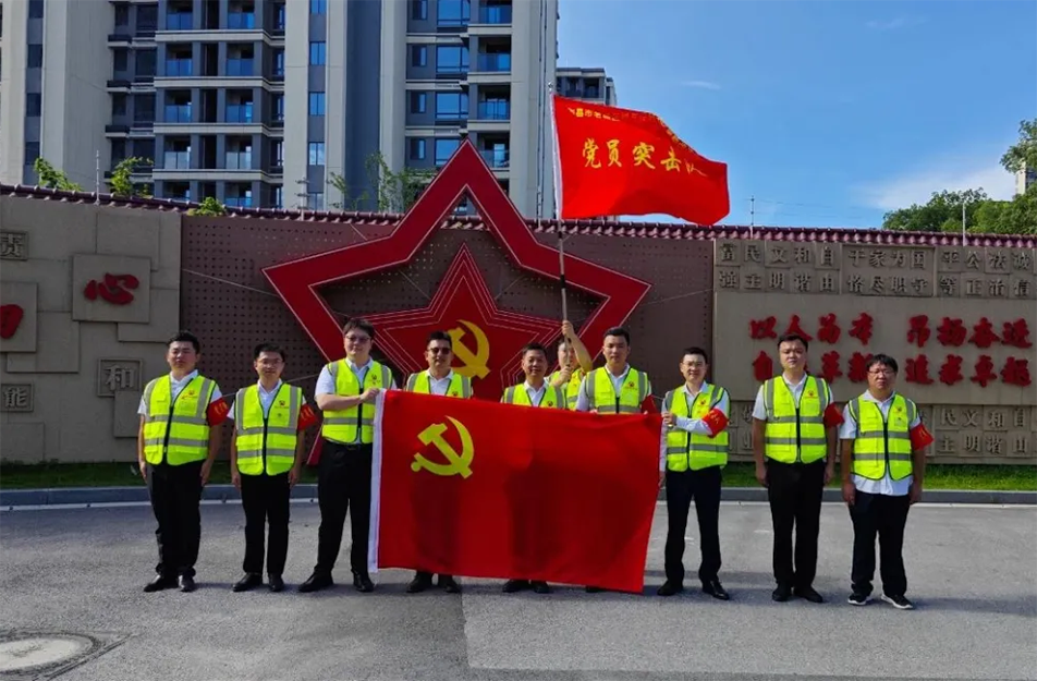 南昌市政建設(shè)集團(tuán)黨員突擊隊(duì)授旗儀式 推進(jìn)老城區(qū)燃?xì)庠O(shè)施更新改造 南昌市政建設(shè)集團(tuán)黨員突擊隊(duì)授旗儀式 推進(jìn)老城區(qū)燃?xì)庠O(shè)施更新改造